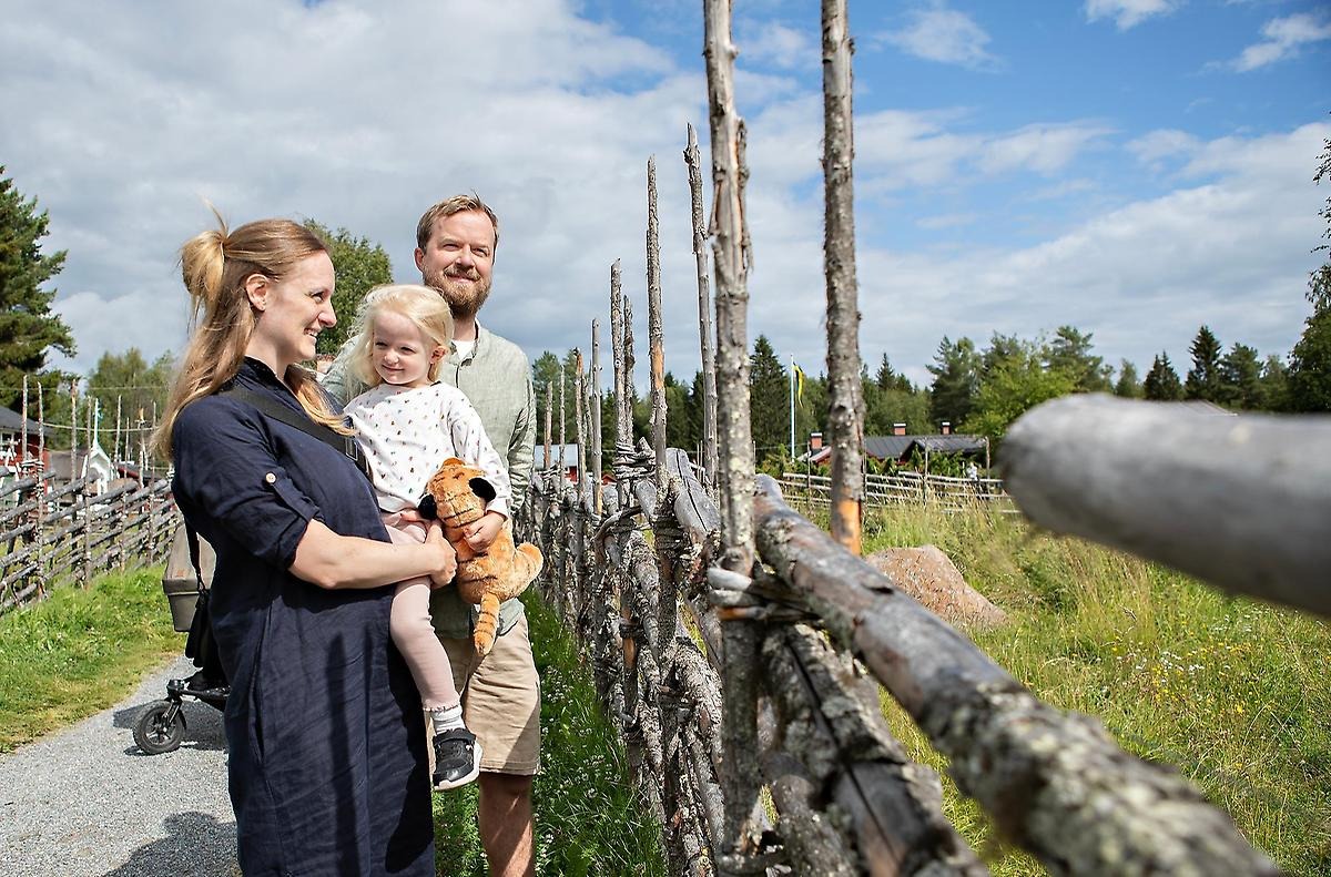 Familj vid hage vid Gammelstad