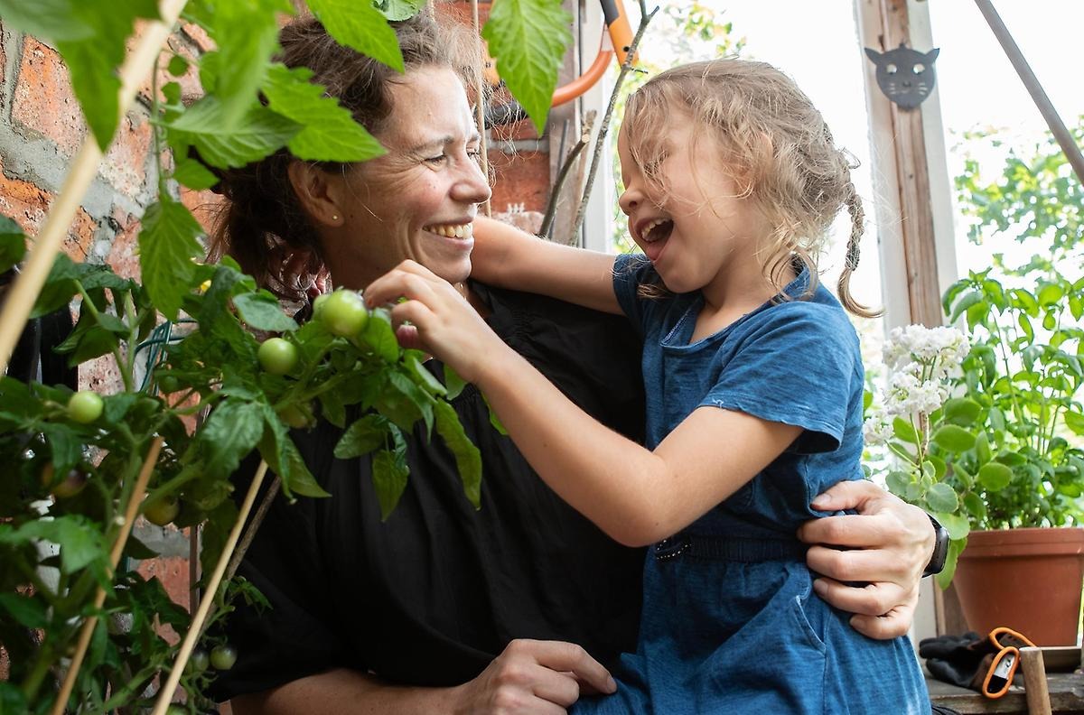 Mamma och dotter i ett hus i Svartöstan